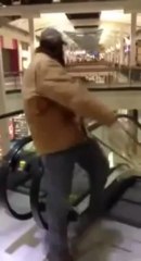 Cascade ratée sur un escalator