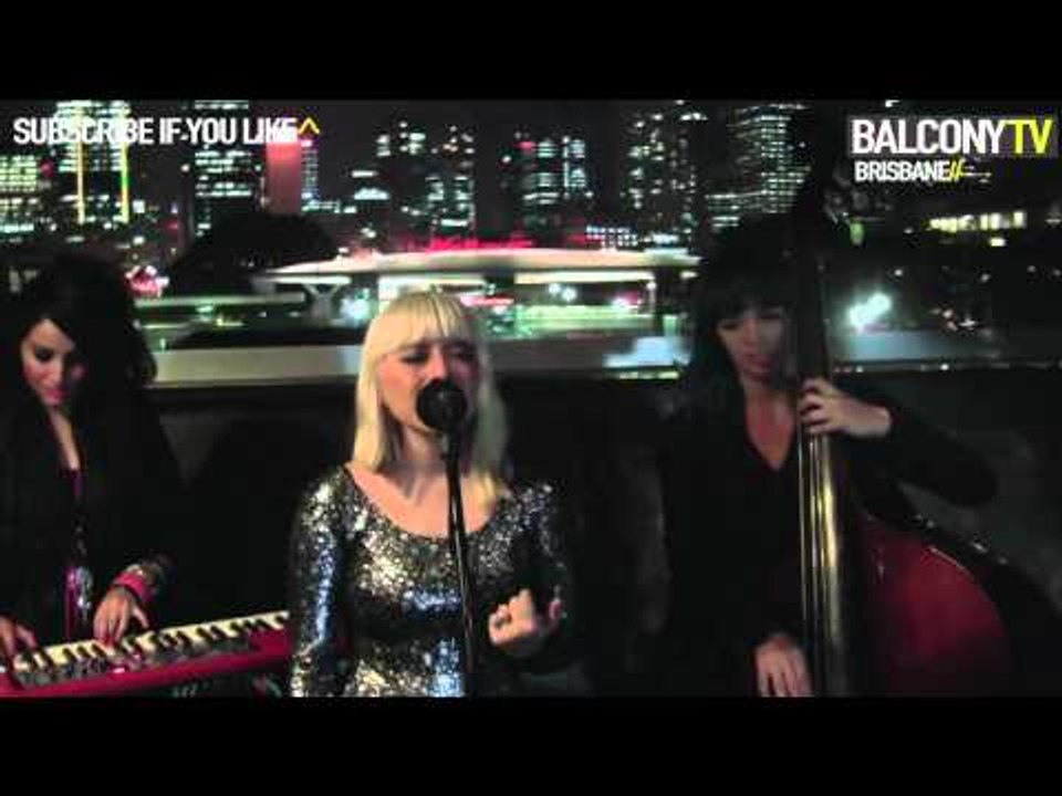 ASTRID & THE ASTEROIDS - COSMIC LOVER (BalconyTV)