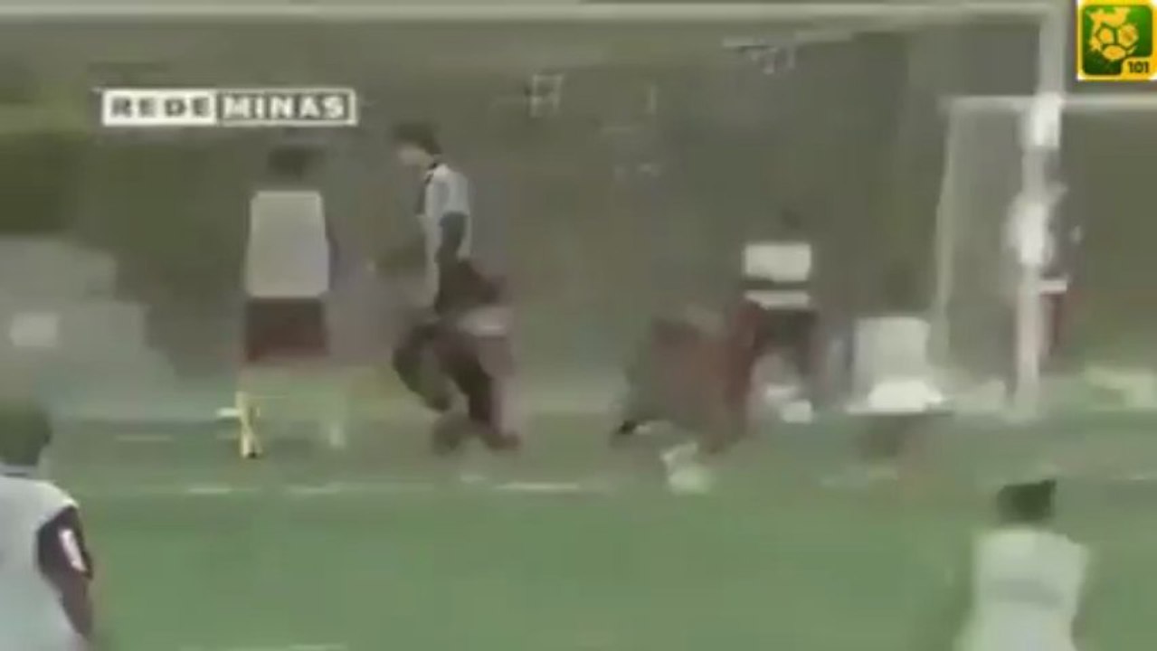 Ο Ροναλντίνιο σκοράρει με ανάποδο ψαλιδάκι!