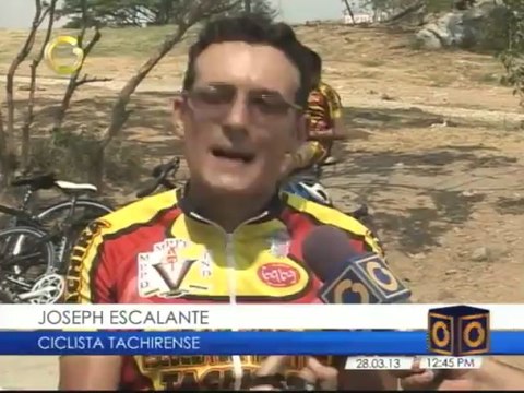 Familia tachirense viaja en bicicleta hasta Caracas para entregar propuesta a Capriles