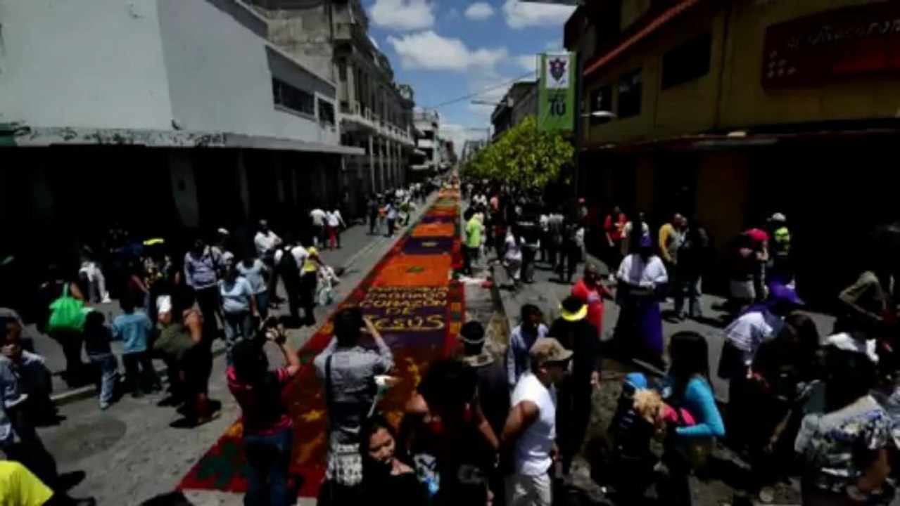 Guatemalans build 4500-foot-long flower carpet for Pope Francis