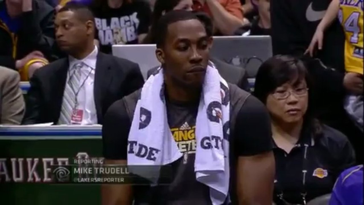 Bucks Mascot Scares Dwight Howard