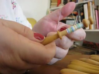 Dentelle aux fuseaux comment faire un noeud sur la tête du fuseau