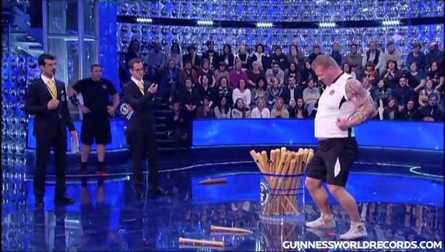 Record du monde : Casser des battes de baseball avec le dos