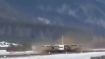 Avião russo levanta voo em pista cheia de lama