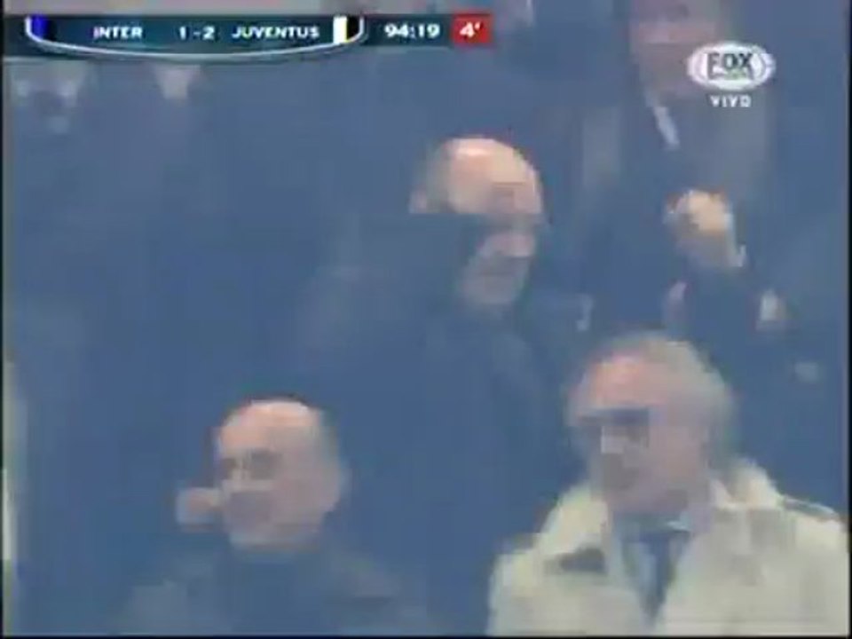 noticiaya.com -  Cambiasso enloqueció y casi quiebra a un jugador rival con una patada 'criminal'