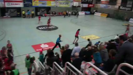 Le lancer de bonbons des joueuses du TuS Metzingen avant la rencontre / Bundesliga Handball féminine
