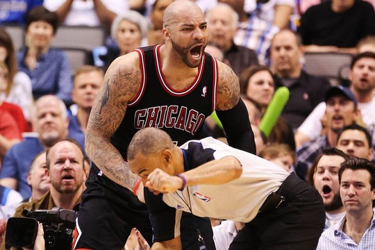 Carlos Boozer frappe l'arbitre Danny Crawford