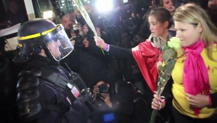 Dépôt de fleurs aux pieds de CRS - LMPT, 28 mars 2013