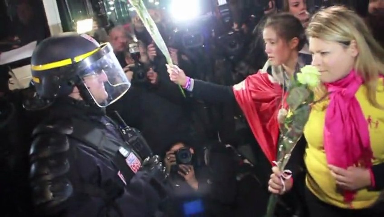 Dépôt de fleurs aux pieds de CRS - LMPT, 28 mars 2013