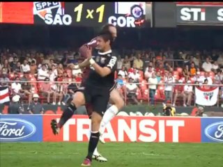 Corinthians vence o São Paulo com pênalti inexistente