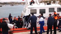Lampedusa (AG) - Soccorsi due minori dalla Guardia Costiera (28.03.13)