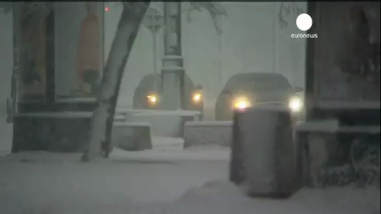 La neige s'abat sur la Pologne