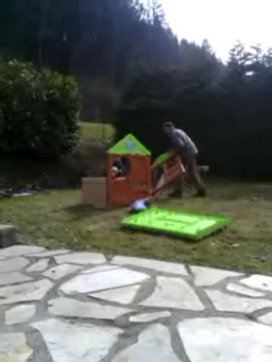 lily et sa maison et son tobogan