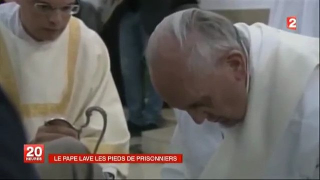Le_Pape Franois 1er lave et embrasse le pied d une Musulmane