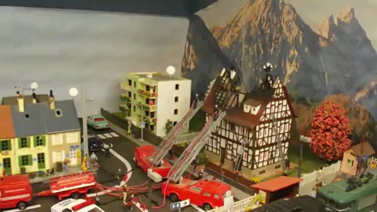 maison en feu de jour