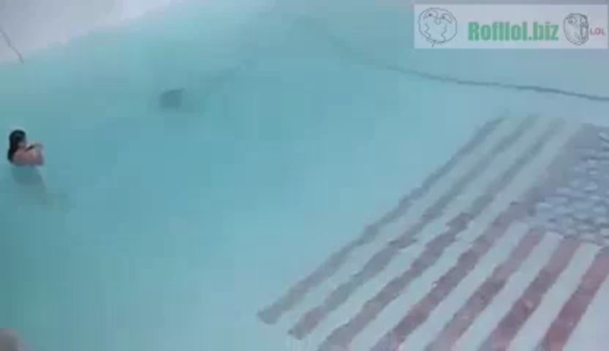 Die neue Pool-Rutsche testen