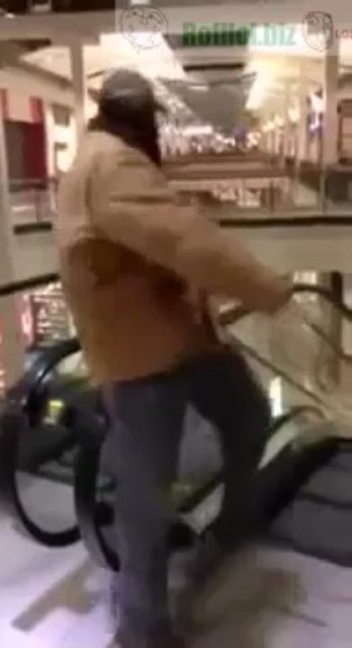 Mit der Rolltreppe spielen