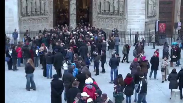 Les cloches de Notre Dame. Pâques. Sortie de messe