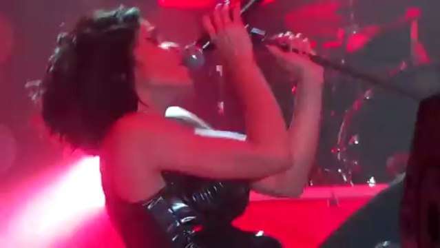 Jenifer chante appelle la police mon amour (Live zénith de paris 30.03.2013)