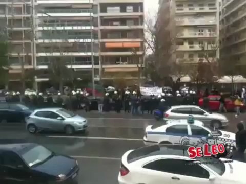 Ένταση ανάμεσα σε αστυνομικούς και διαδηλωτές έξω από το Μακεδονία Παλλάς