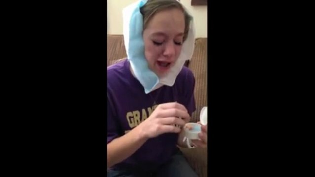 Elle pleure ses dents de sagesse assassinées