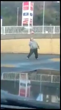 Un homme obèse jongle comme un dieu avec son ballon