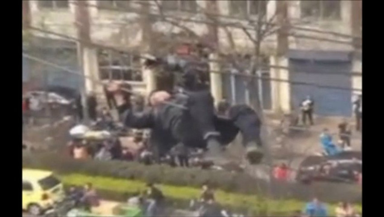 BORRACHO COLGADO CAE DE POSTE DE TENDIDO ELECTRICO EN CHINA!!