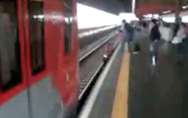 Vidéo choc : elle manque de passer sous un train pour... son téléphone portable !