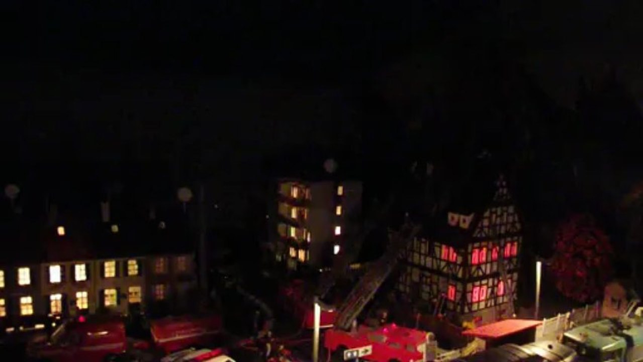 maison en feu de nuit