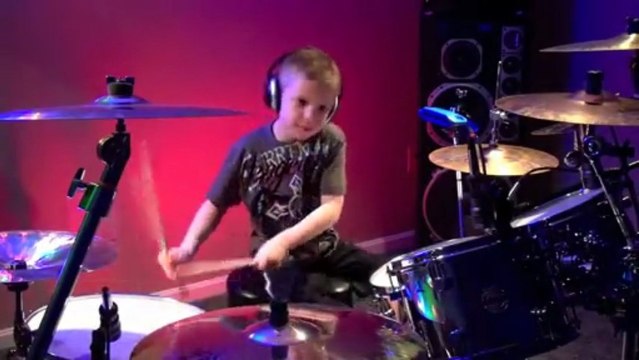 Enfant de 6 ans joue Hot For Teacher à la batterie