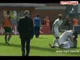 [www.sportepoch.com]The brutality of the soil over the the goalkeeper storm hit provocation fans is far better than Cantona flying kick