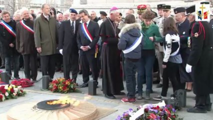 les aumôniers  militaires catholiques au ravivage de la flamme sur la tombe du soldat inconnu