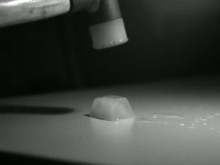 Bris de glaçon au ralenti