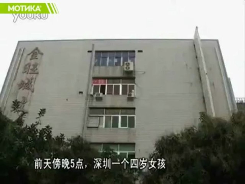 Трогателно видео: 4 годишно девојче оставено само дома скокна од 6-ти спрат со чадор