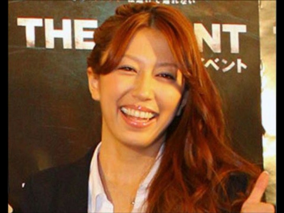 4月3日 里田まい 今朝の某スポーツ新聞に「夫人の里田まい」として載っている試合観戦中の写真の女性は「私じゃないwwww 」と3日付のブログで訴える