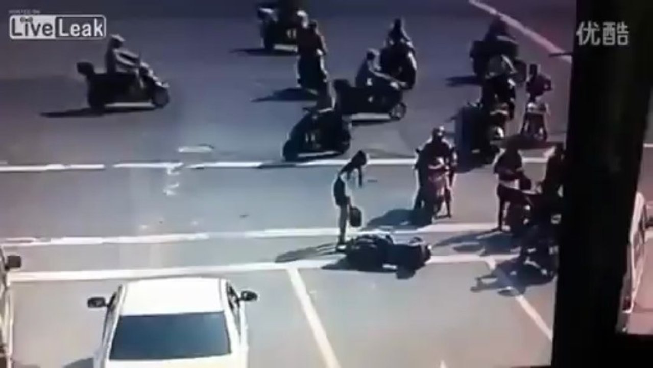 Άντρας κλωτσάει γυναίκα επειδή τον τράκαρε