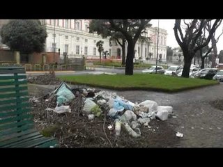 Napoli - I giardini del Cardarelli in preda ai rifiuti (02.04.13)