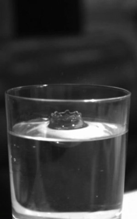 Chute d'une goutte d'encre dans l'eau - 1000 images par seconde