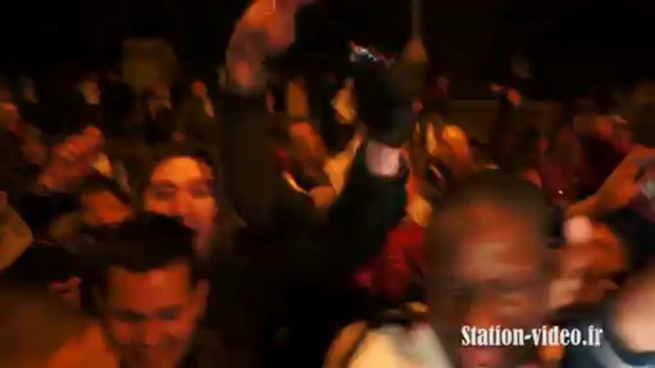Parc des Princes début d'emeute sur le cameramn de L'équipe à la sortie du stade.