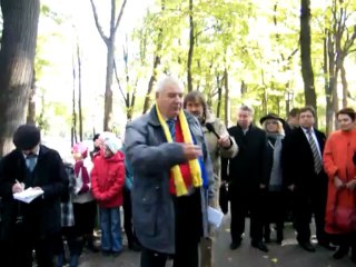 La bustul marelui Eminescu-Aleea Clasicilor-Chişinau