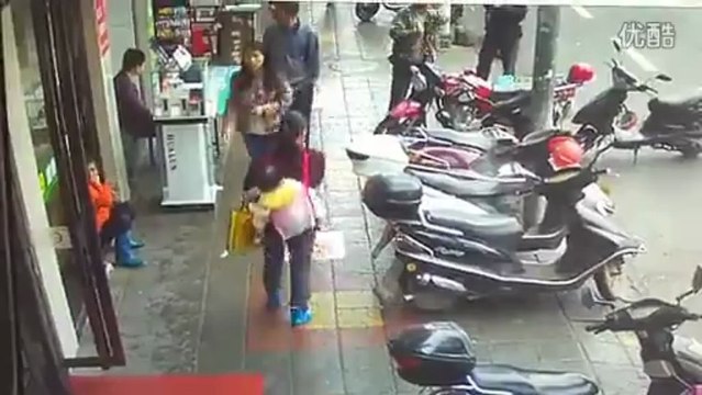 Chine : Un voleur de téléphone se fait calmer