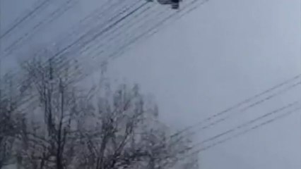 Un borracho se cae de unos cables de teléfono en China