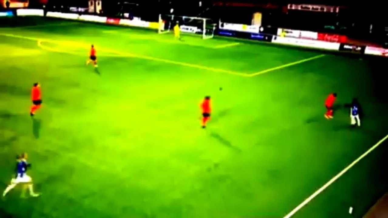 Voici le footballeur aux passements de jambes !