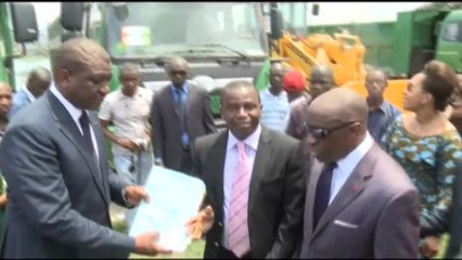 Remise de materiels de ramassage d ordure aux maires