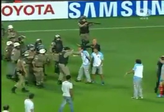 Police threatens with guns Arsenal Sarandi players!