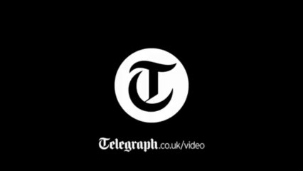 Ce conducteur roule avec le pare-brise rempli de neige