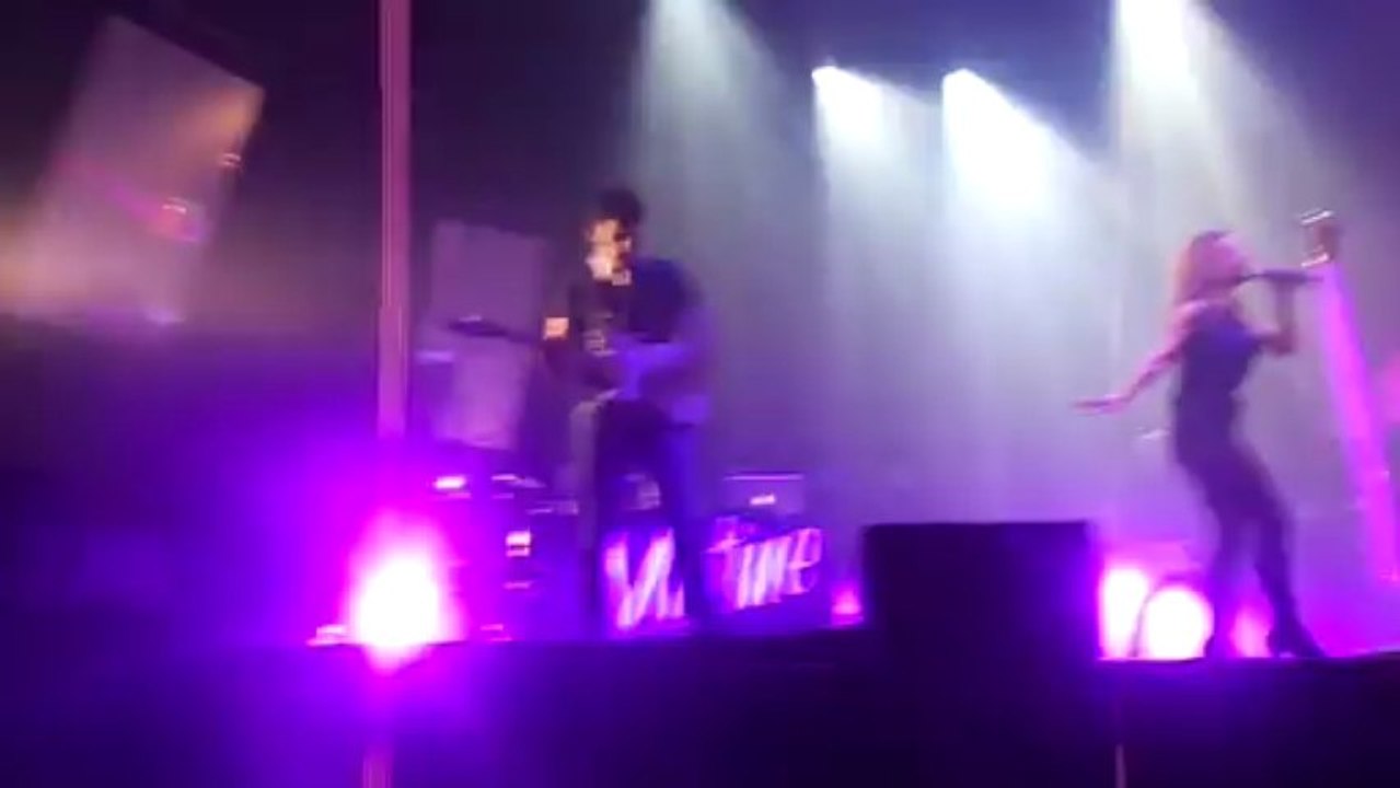 Mutine chante "Fille ou Garçon" (Live zénith de paris 30.03.2013)