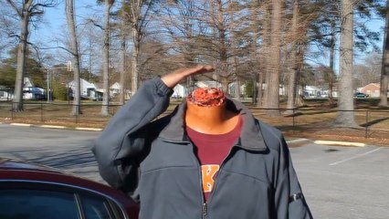 Un conducteur sans tête va au drive d'un fast-food