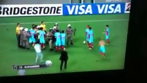 Polis futbolculara tüfek doğrulttu - VİDEO İZLE - www.olay53.com